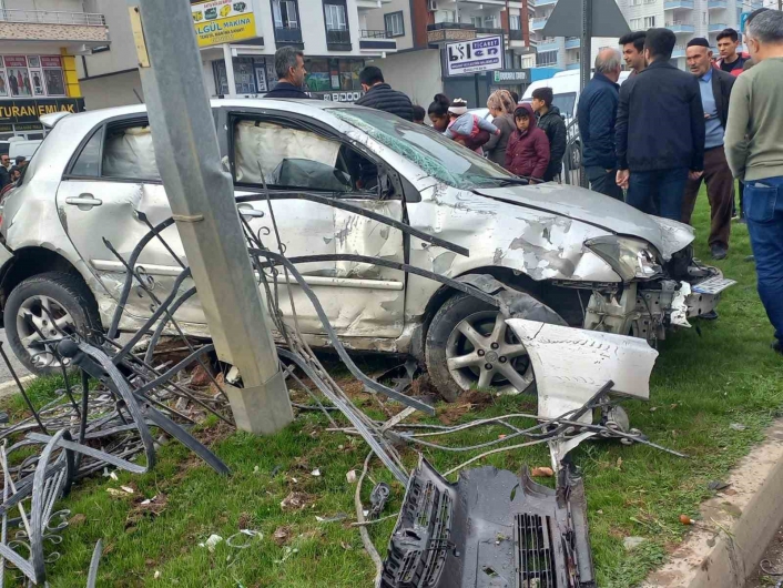 Kontrolden çıkan otomobil bariyeri aşıp direğe çarparak durdu: 1 yaralı