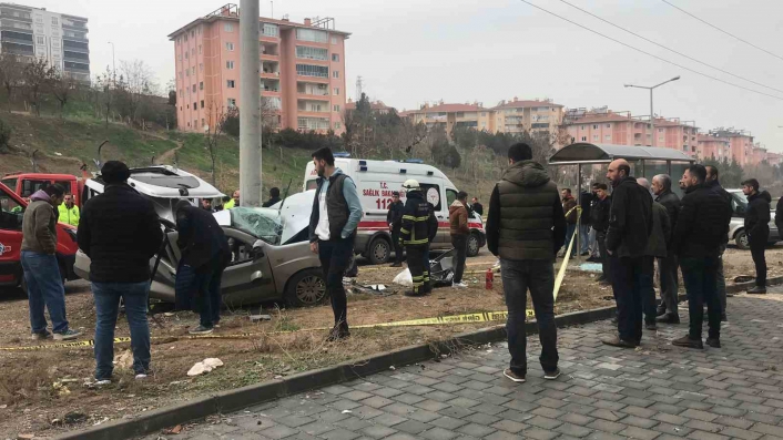 Beton direğe çarpan hafif ticari araç hurdaya döndü, sürücü hayatını kaybetti