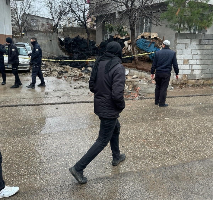 Çöken duvarın altında kalan çocuklardan biri hayatını kaybetti