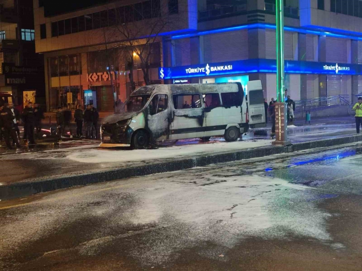 Diyarbakırda yolcu minibüsü alev topuna döndü: Yolcular tahliye edildi