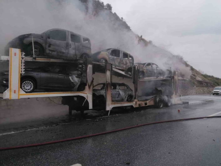 Dorsesinde 8 sıfır otomobilin bulunduğu tır yandı