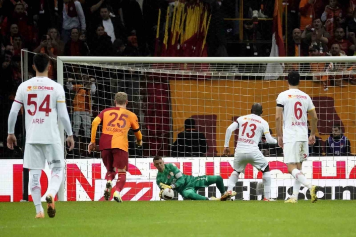 Fernando Muslera penaltı kurtardı
