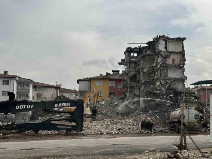 Malatyada ağır hasarlı binaların yıkımları sürüyor