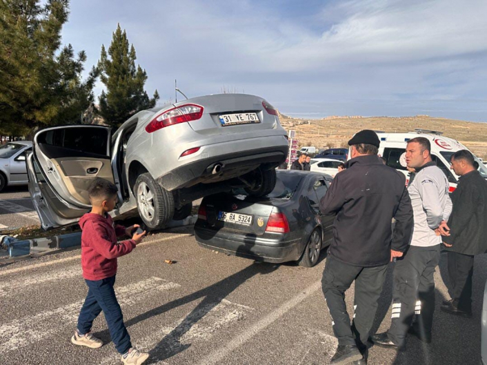 Mardinde kazaya karışan otomobil çarptığı otomobilin üstüne çıktı