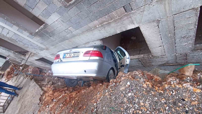 Mardinde otomobil, istinat duvarı arasındaki boşluğa düştü