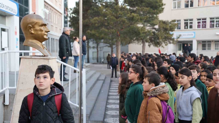 Öğrenciler şehitleri andı