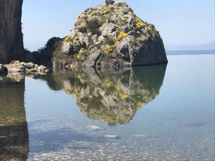 (Özel) Göle yansıyan kayada şok eden figür...