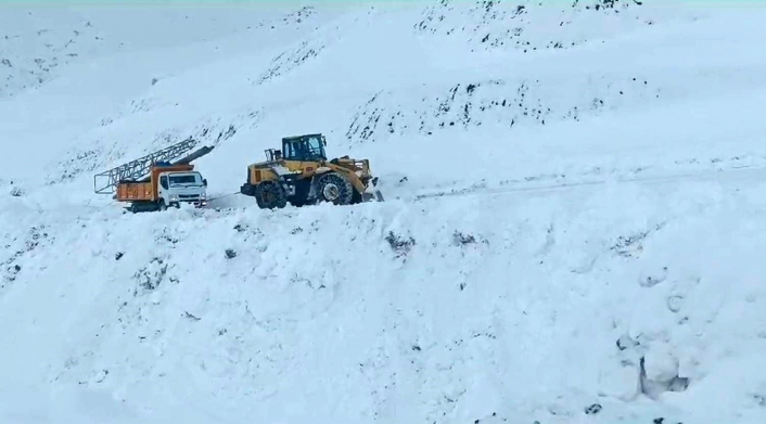 Siirtte karda mahsur kalan DEDAŞ ekipleri kurtarıldı