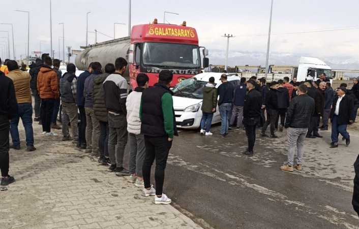 Tanker ile hafif ticari aracın karıştığı kazada 1 kişi yaralandı