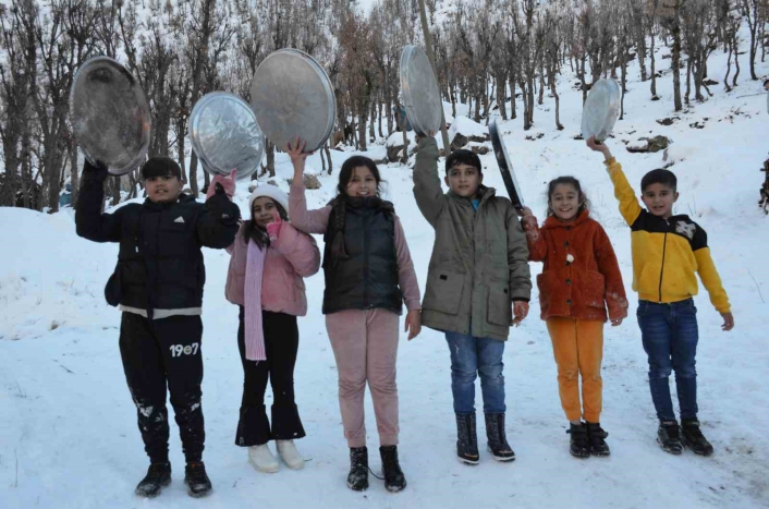 Şırnak´ta çocuklar leğenle kaymanın keyfini çıkardı - Videolu