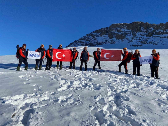 Sarıkamış şehitleri Erek Dağı´nın zirvesinde anıldı