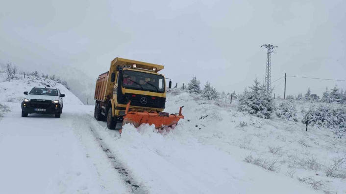 Zorlu kış şartlarında küreme uygulamaları devam ediyor